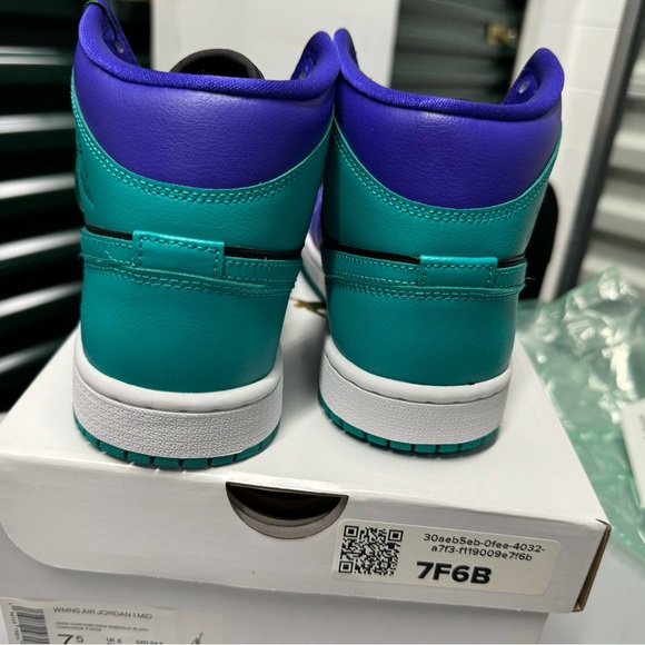 Size 7.5 - Air Jordan 1 Mid Black Grape W BRAND NEW WITH BOX - Picture 3 of 7